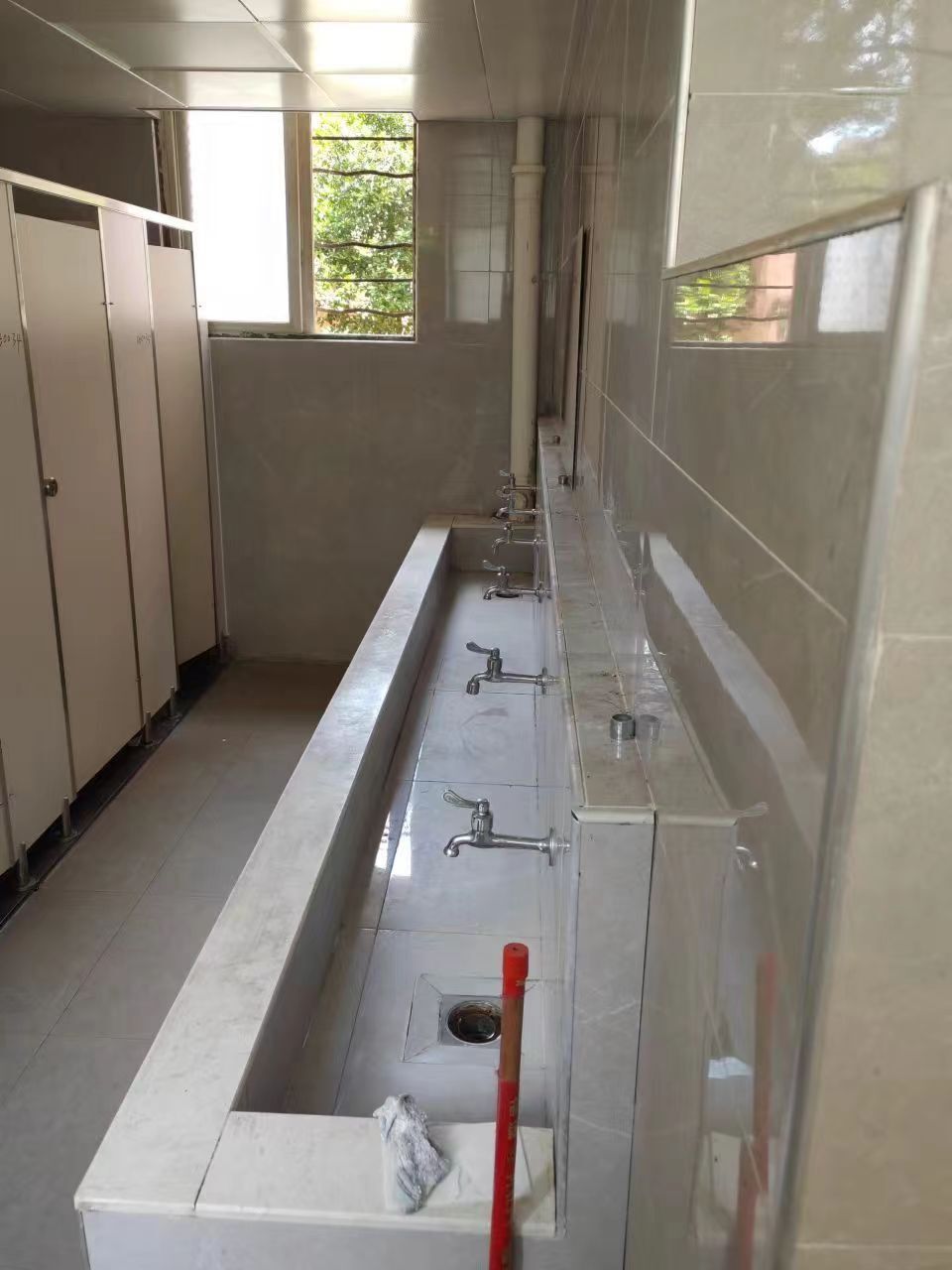 公共卫生间+洗手池